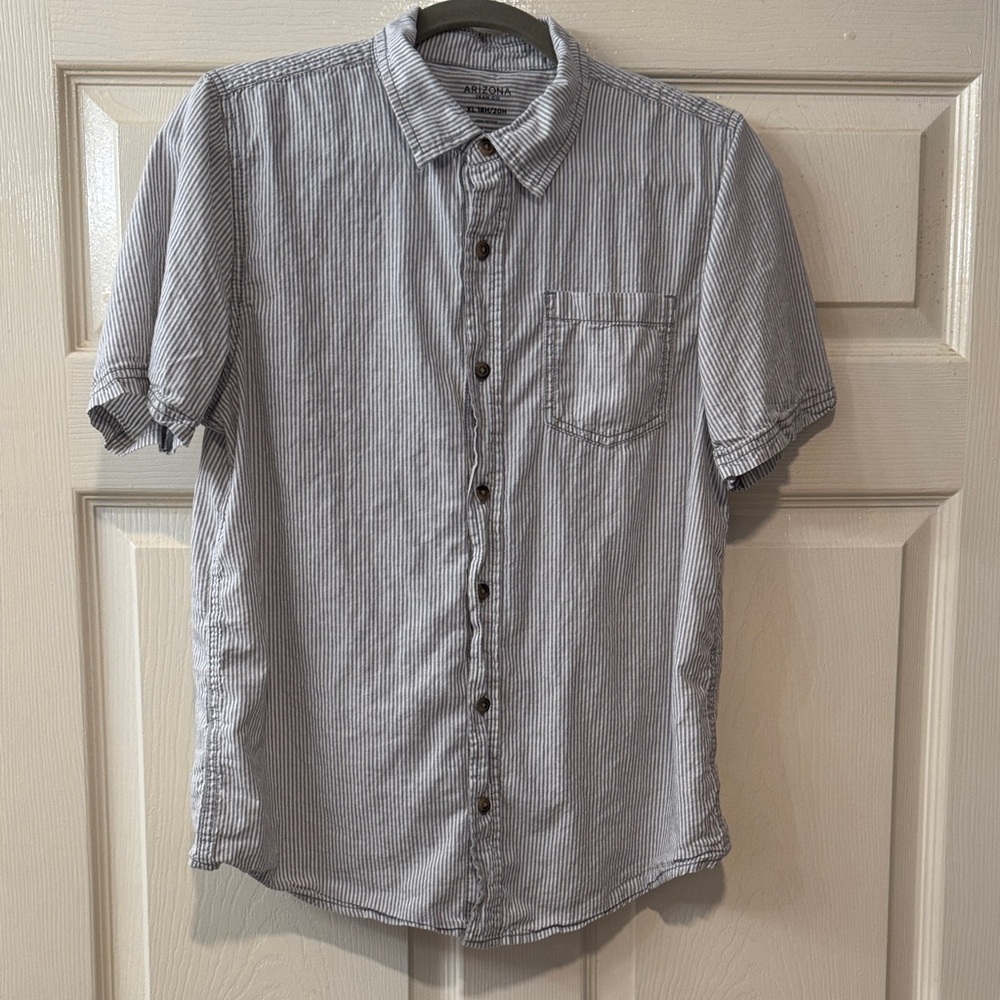 Arizona Jean Company Gray and White Striped Short-Sleeve Button-Up Shirt